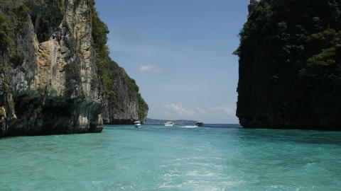 GR�NT HAV: � arrangere bryllup i Thailand er billigere enn i Norge. Planlegger du godt, kan du f� bryllupsturen med p� kj�pet. Og de spektakul�re �yene utenfor Krabi er godt egnet til en romantisk bryllupstur. Foto: TORMOD BRENNA