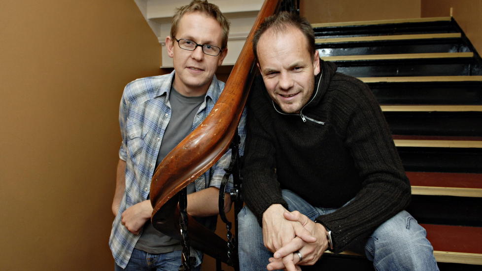 EN JULEFORTELLING: Harald Rosenl�w Eeg har sammen med Lars Gudmestad (t.v) skrevet manuset til NRKs julekalender Julekongen. N� kommer boka basert p� serien. Boka har illustrasjoner av Bj�rn Brochmann. Foto: Jo Straube/Dagbladet