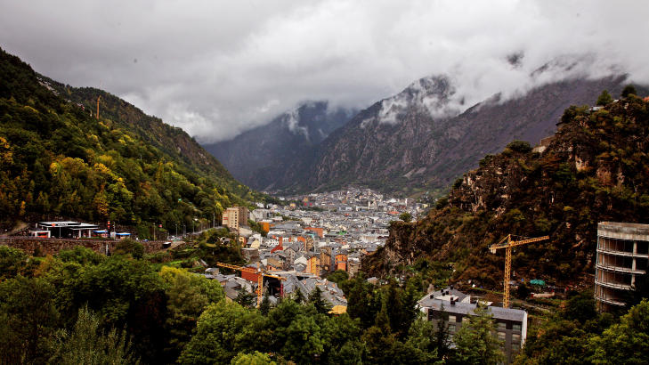 IDYLLISK: Andorra de Vella ligger i bunnen av dalf�ret. Minilandet har 85 000 innbyggere. Foto: EIVIND PEDERSEN