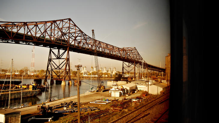 I RUTE: Amtrak i rute inn mot Chicago - eller kanskje bare en kort stopp? I en helt annen by? USA med tog er uansett langt bedre enn � fly, fordi du kommer inn i landet p� en helt annen og n�r m�te. Foto: LARS EIVIND BONES