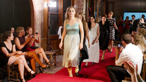 STR�LER: Anne-Lene Rasmussen og modellene hennes under siste runde p� catwalken. Til stor applaus fra publikum. Hennes stolte kj�reste, frilansfotograf Daniel J. Builes, blant dem. Han har ogs� tatt dette bildet. Foto: Daniel J. Builes