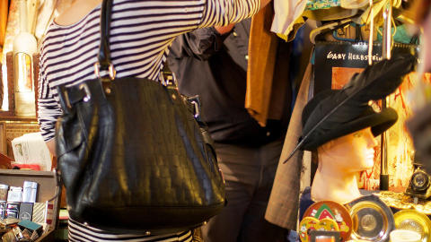 GOD SAMARBEID: Jorge Daniel Alonso er Anne-Lenes faste leverand�r av vintage, og sparer de beste plaggene til n�r hun kommer innom.Foto: Kari N�st Hegseth