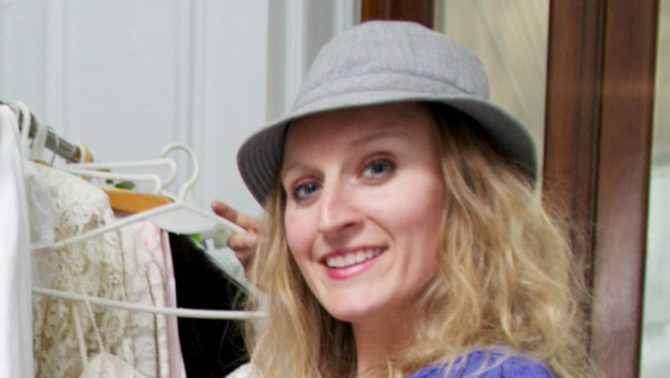 NOSTALGISK: : I de mange vintagebodene i billedskj�nne San Telmo er det mange funn Anne-Lene ikke klarer � g� fra. Slik har leiligheten fyllt seg opp gjennom to �r. Foto: Kari N�st Hegseth