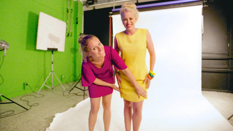 NOVISE:Camilla Olivia Niemi har aldri v�rt fotomodell f�r, og latteren sitter l�st under fotoshooten sammen med Anne-Lene. Foto: Kari N�st Hegseth