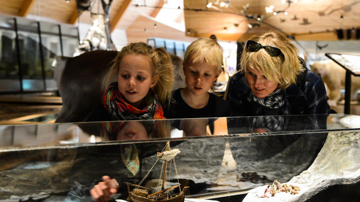 SVALBARD-FERIE: Sofie Stausb�l-Gr�n (9 �r), Valdemar Stausb�l-Gr�n (8 �r) og mamma Birgitte Stausb�l-Gr�n, synes utstillingen p� Svalbard museum var spennende. Foto: ROGER BRENDHAGEN