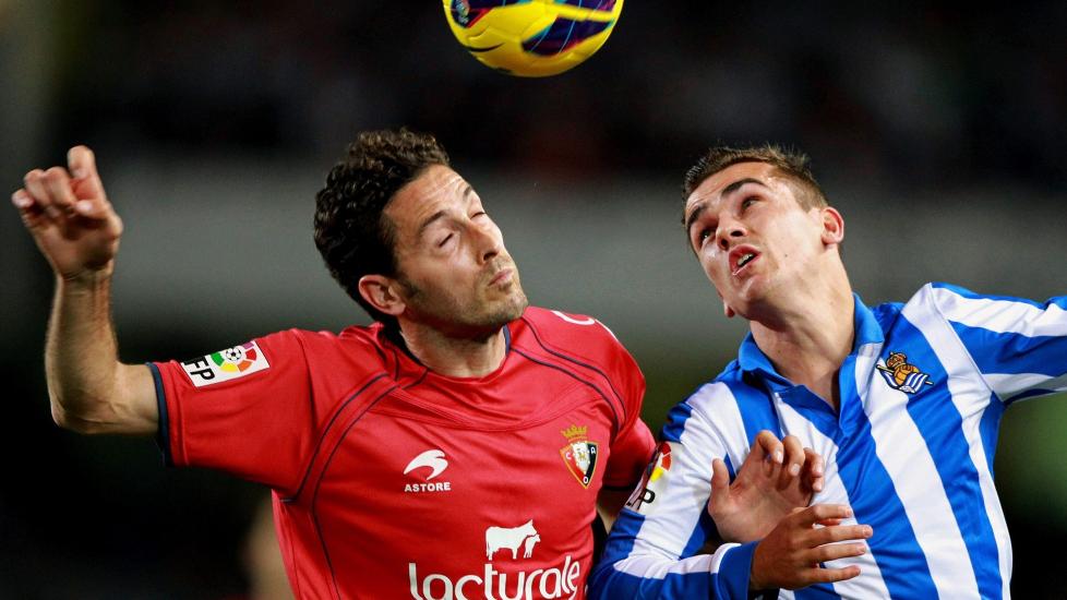 Fredagens oddstips: Osasuna har s� langt skuffet i forhold til forventningene, men f�r sjansen hjemme mot Rayo Vallecano. Her en duell fra 0-0-kampen mot Real Sociedad forrige helg. Foto: EPA/JUAN HERRERO