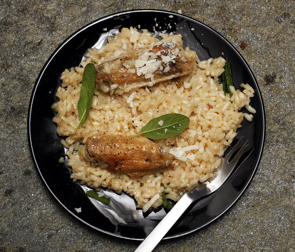 Sterk sak: Kyllingvinger inneholder akkurat nok smak til at de kan produsere god kyllingkraft p� kort tid. Her, risotto med kylling og salvie.