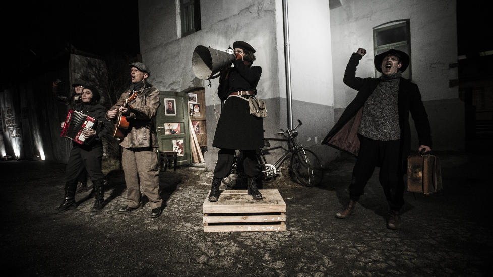 LEVE REVOLUSJONEN: �Tapte paradis: Hotel Hertingen 2� fors�ker � f� oss til � tro at en bakg�rd i Porsgrunn er borgerkrigens Spania. Det ville g�tt ganske bra om det ikke hadde v�rt s� innmari kaldt. Foto: Dag Jenssen/Grenland Friteater.