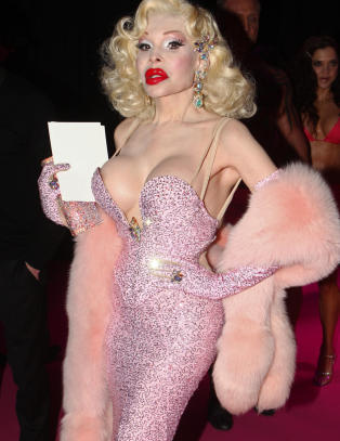 Amanda Lepore m�tt av verdens lengste r�de l�per