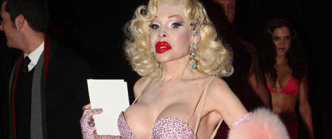 Amanda Lepore m�tt av verdens lengste r�de l�per