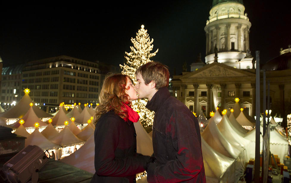 BERLIN: Tyske Nadine og Julian nyter julestemningen og koser seg p� et av Berlins flotteste julemarkeder, Gendarmenmarkt. Foto: JOHN TERJE PEDERSEN