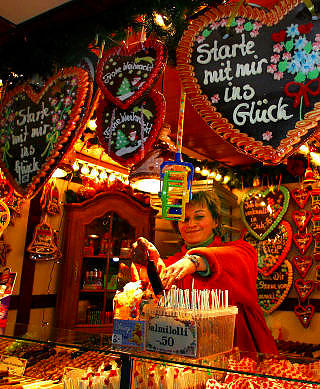 L�BECK:  Pepperkakehjerter i julemarsipanbyen. Foto: GEIR B�LSTAD