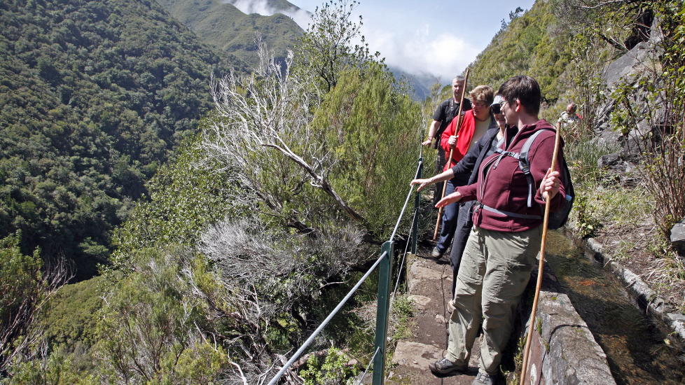 VANNVEI: Stiene langs levadaene innbyr til flotte naturopplevelser. Noen steder g�r stiene ved stupbratte skr�ninger. Foto: EIVIND PEDERSEN