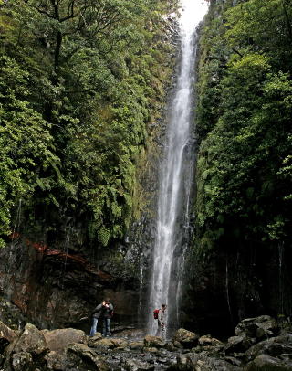 FOSS: Noen steder spruter fossefallene nedover bratte fjellvegger langs levadaene. Spektaul�rt! Foto: EIVIND PEDERSEN
