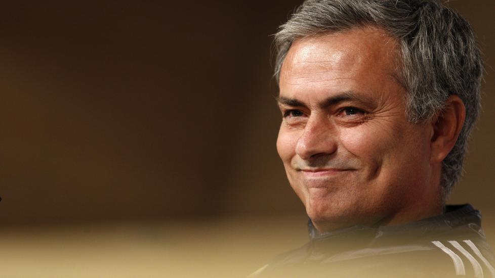 SKAL V�RE SKYTESKIVE: Jos� Mourinho og Real Madrid m�ter byrival Atletico l�rdag kveld. F�r kampen akter Mourinho � stille seg alene ute p� banen for � gi buerne en sjanse til � klage.  Foto:  AFP PHOTO/ CESAR MANSO