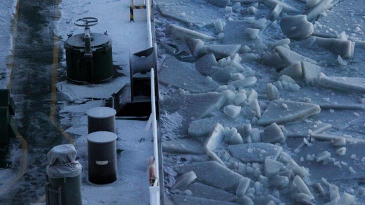 40 CENTIMETER; Isen var ikke tykkere enn 40 centimeter - er Ob River på vei gjennom Nordøstpassasjen fra Hammerfest til Japan som første gasstankwer med last. Skipseksperter har beregnet at denne ruta kan spare 20 dager og mye drivstoff. FOTO: EPA/DYNAGAS LTD/NTB SCANPIX. 40 CENTIMETER; Isen var ikke tykkere enn 40 centimeter - er Ob River på vei gjennom Nordøstpassasjen fra Hammerfest til Japan som første gasstankwer med last. Skipseksperter har beregnet at denne ruta kan spare 20 dager og mye drivstoff. FOTO: EPA/DYNAGAS LTD/NTB SCANPIX.