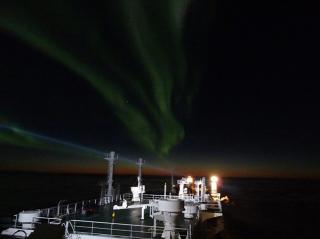 UT FRA HAMMERFEST: Gasstanker Ob River starter ferden gjennom Nordøstpassasjen fra Hammerfest - bildet er tatt 8. oktober. EPA/DYNAGAS LTD / NTB SCANPIX. UT FRA HAMMERFEST: Gasstanker Ob River starter ferden gjennom Nordøstpassasjen fra Hammerfest - bildet er tatt 8. oktober. EPA/DYNAGAS LTD / NTB SCANPIX.