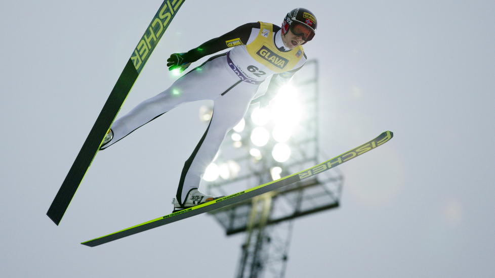 B�NNET BAKKEN: H�vard Klemetsen landet p� hele 146,5 meter, men greide ikke � holde seg p� beina. 
Foto: Stian Lysberg Solum / NTB scanpix