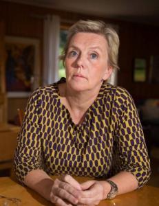 - Hun har folk rundt seg n�