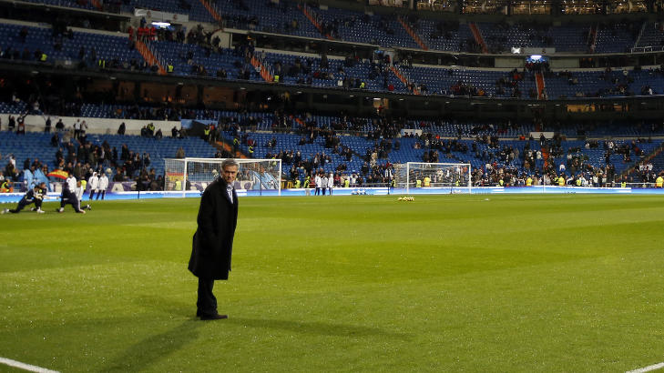 HOLDT ORD: Jos� Mourinho gikk ut p� banen 40 minutter f�r kampstart, som lovet, men fikk ikke buing eller mishagsytringer. I stedet h�stet portugiseren applaus og jubel. Foto:  REUTERS/Paul Hanna