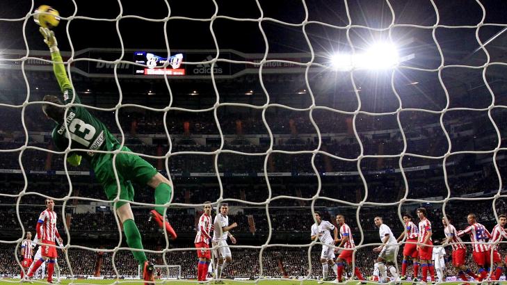 BARE NESTEN HER: Cristiano Ronaldo hadde to i stolpen foruten frisparkm�let. Her tvinger han Atletico Madrid-keeper Thibaut Courtois ut i full strekk. Foto:  EPA/JUANJO MARTIN