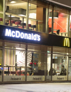 - McDonalds-sjefer solgte arbeid- og oppholdstillatelser for 100 000 kr