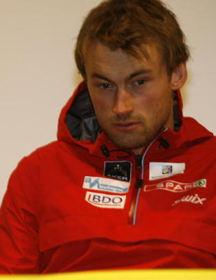 - Hvis han er s� j�vla komplett, kan han vel g� mot meg i en stafett