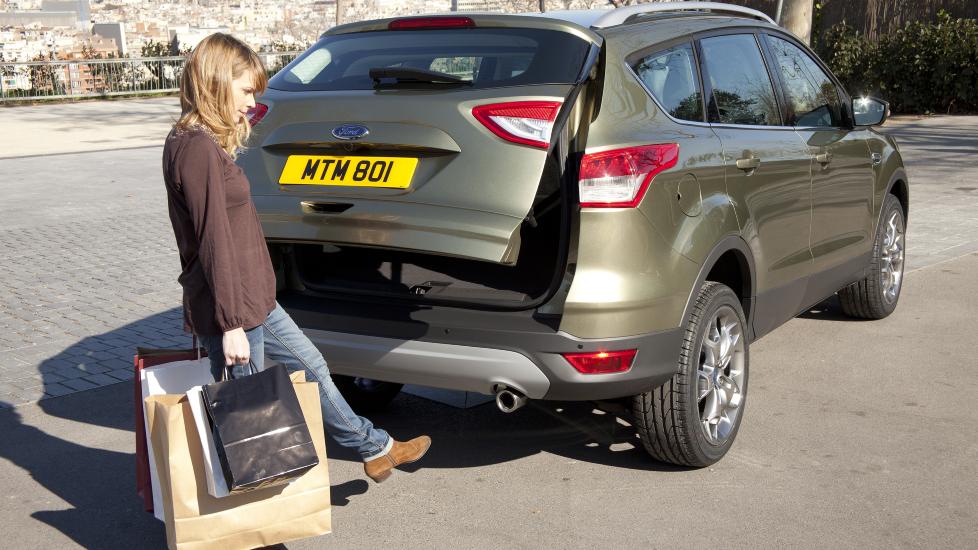 �MAGISK� BAKLUKE: Nye Kuga f�r bedre plass og et teknologisk l�ft. vVed � stikke fram foten, �pner bakluka seg. Foto: Ford