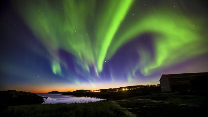NORDLYS: Mange lokkes til Nord-Norge av det unike arktiske lyset - nordlys om vinteren og midnattssol sommerstid. Foto: VISIT BOD� / RUNE NILSEN