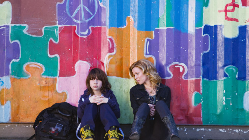 VANSKELIG LIV: Men b�de s�nn (Michael Hall D'Addario) og mor (Elizabeth Banks) snakker flytende manusforfatterish, og har alltid en velplassert sarkasme � komme med, i �People Like Us�.