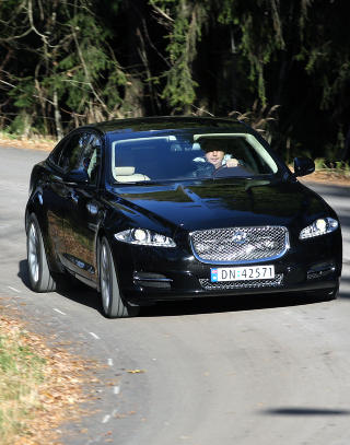TØRST STORBIL: Jaguar 5,0 V8 er like tørst som den er stor og sterk. Forbruk nær literen per mil. TØRST STORBIL: Jaguar 5,0 V8 er like tørst som den er stor og sterk. Forbruk nær literen per mil.
