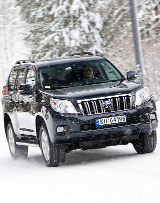 TØRST SUV: Med 1,11 l/mil i gjennomsnitt er Toyota Land Cruiser D-4D bilen som har brukt mest i testrunden. TØRST SUV: Med 1,11 l/mil i gjennomsnitt er Toyota Land Cruiser D-4D bilen som har brukt mest i testrunden.