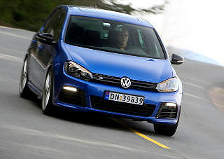 TØRST KOMPAKTBIL: VW Golf er også på bunn i kompaktklassen. Golf R med 270 hk trengte mer enn én liter per mil. TØRST KOMPAKTBIL: VW Golf er også på bunn i kompaktklassen. Golf R med 270 hk trengte mer enn én liter per mil.