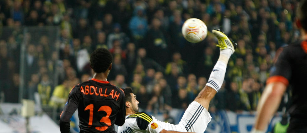 M�l: Fenerbahces Bekir Irtegun scorer et flott m�l mot Marseille i Europa League p� dette bildet. Dagbladets oddstipper tror laget tar en ny hjemmeseier i kveld. Foto: AP Photo/Claude Paris.