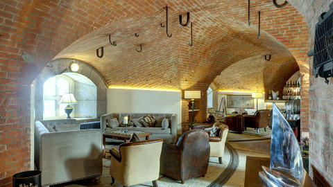 S�RPREG: Etter restaureringa er s�rpreget intakt. Det som en gang var kanonluker, er n� vinduene til ni romslige soverom, og kruttkamrene er gjort om til oppholdsrom. Foto: CLARENCO.COM