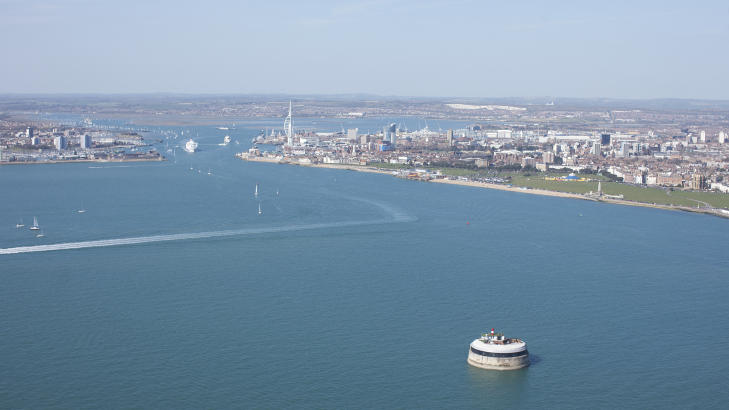 HAVHOTELL: Fortet ble oppf�rt i viktoriatida for � beskytte Storbritannia mot en fransk invasjon, og ligger i Solent, sundet som skiller �ya Isle of Wight fra fastlandet. Foto: CLARENCO.COM