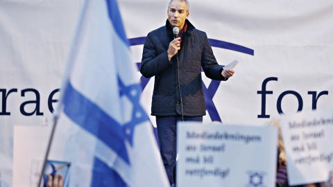 STØTTER: Hans Olav Syversen (KrF) - her i støttedemonstrasjon for Israel ved Israels ambassade i Parkveien. Foto: Jacques Hvistendahl STØTTER: Hans Olav Syversen (KrF) - her i støttedemonstrasjon for Israel ved Israels ambassade i Parkveien. Foto: Jacques Hvistendahl