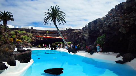 LANZAROTE: Ute av hulene i Los Jameos del Aqua blir turistene m�tt av en oase med basseng mellom palmer og svarte lavasteiner. Detter er �yas st�rste turistattraksjon.  Hit kommer folk for � oppleve naturens underverker i fred og ro. Foto: KIRSTEN MARGRETHE BUZZI