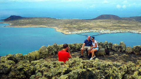 MIRADOR DEL RIO: Utsikten mot  mot den lille �ya La Graciosa. Foto: KIRSTEN MARGRETHE BUZZI