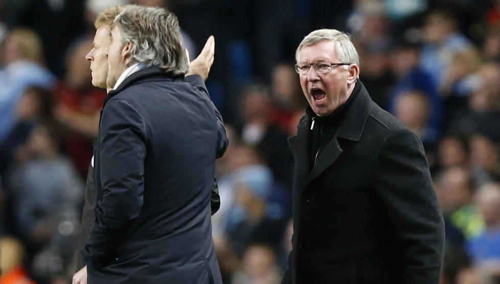 LITT BARNSLEY, KANSKJE: Sir Alex Ferguson (t.h.) h�per p� cupbombe i Manchester i kveld, n�r Barnsley kommer til Citys hjemmebane Etihad. Her fra Manchester-derbyet p� samme arena i april i fjor, da Ferguson hadde en kraftig klinsj med Roberto Mancini. Foto: Matt Dunham / AP / NTB Scanpix