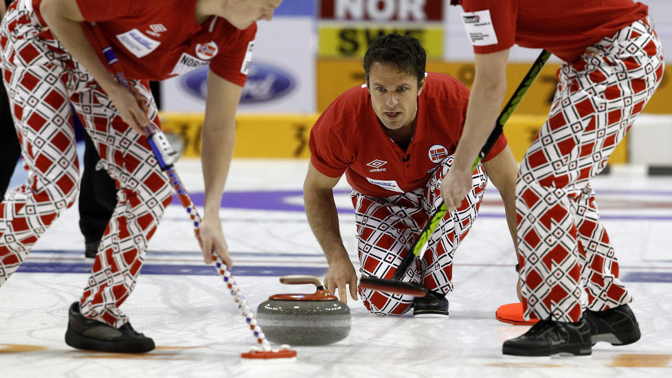 TO SEIRE: Thomas Ulsrud og curlinggutta har �pnet med seire i EM. Foto: REUTERS/Arnd Wiegmann