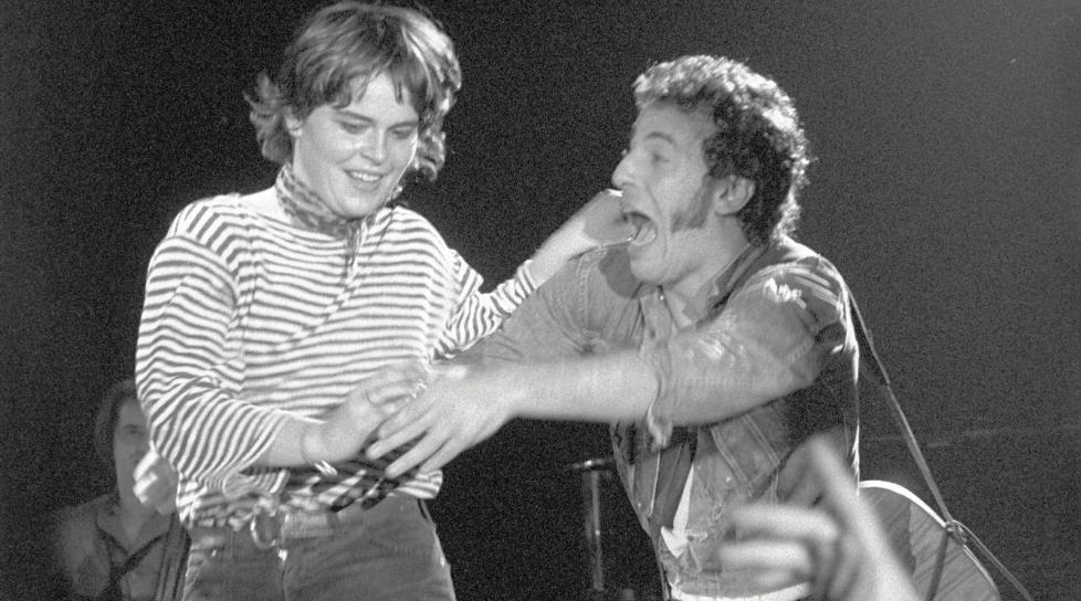 KLASSIKER: Hans Olav Thyvold noterer seg at �en av de f� personlige eiendelene Jens Stoltenberg fikk hentet da han fikk bes�ke restene av sitt kontor, var bildet av Bruce Springsteen som danser med hans lilles�ster Nini i Drammenshallen den 5. mai 1981�. Foto: Geir B�lstad /  Dagbladet. Bildet p� forsiden er fra Aktuell / NTB Scanpix.