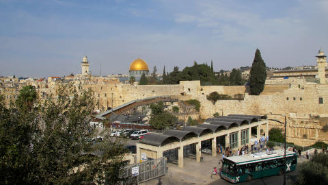 BEVOKTET: Inngangen til Vestmuren, j�denes helligste sted, er strengt bevoktet. P� toppen ligger Klippedomen med gullkuppelen og til h�yre al-Aqsa-moskeen, som gj�r at Jerusalem er muslimenes tredje helligste by etter Mekka og Medina. Foto: PETTER L�KEN