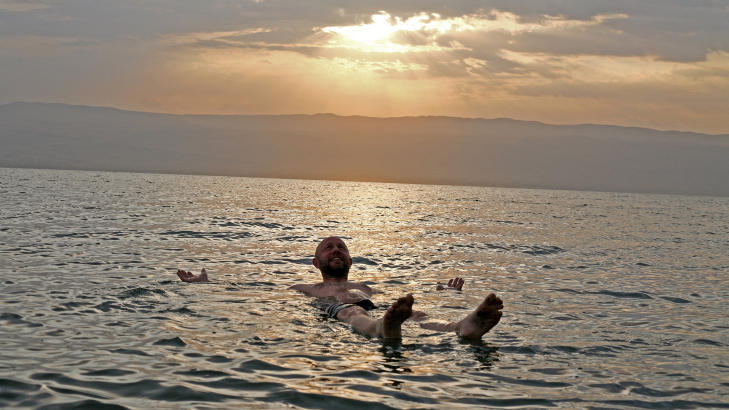 SOM EN KORK: - Jeg har alltid dr�mt om � bade i D�dehavet. Har aldri kunnet forst� hvordan det f�les, men det er som om hele kroppen er laget av kork, sier  Anders �hrman. Foto: PETTER L�KEN