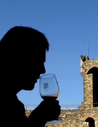 Br�t seg inn og helte ut over 62 000 liter luksusvin