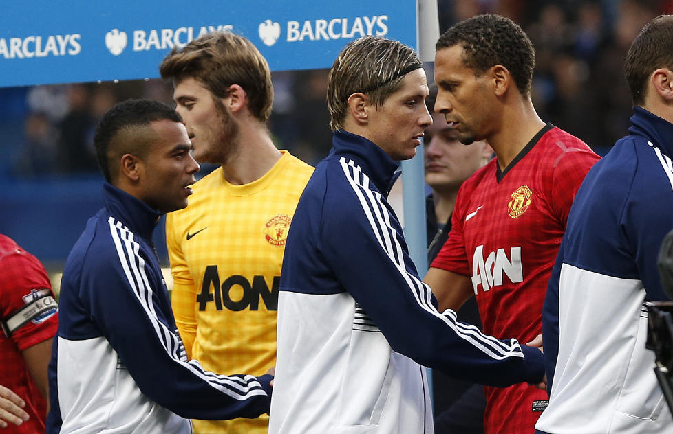 SAMMEN P� LANDSLAGET IGJEN: Rio Ferdinand tar Ashley Cole i h�nda f�r et m�te mellom Manchester United og Chelsea. Foto: REUTERS/Eddie Keogh/NTB scanpix