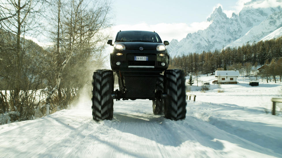 FIAT-MONSTERET: Nesten fire meter h�y og grei � forsere nysn�en med. Fiat har laget en monster-versjon av sin nye firehjulsdrevne Panda. Alle foto: Fiat