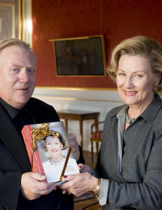 - Biografien om dronning Sonja for dårlig for norske bibliotek
