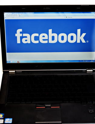 - Endrer Facebook i kveld