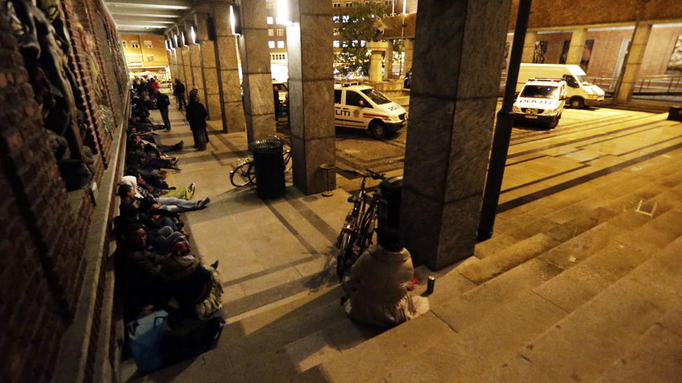 OVER 1000 P�GREPET: 1054 rumenske statsborgere ble i l�pet av �rets elleve f�rste m�neder p�grepet av politiet i Oslo. Det er en dobling fra i fjor. Her fra september i �r, da en gruppe romfolk hadde samlet seg i Borgg�rden, rett foran R�dhuset i Oslo.Foto: Lise �serud / NTB Scanpix
